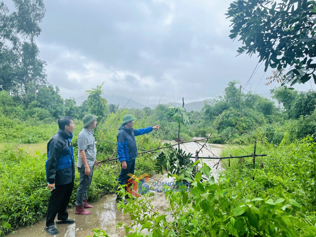 Lực lượng chức năng ngăn rào chắn qua lối cống tràn Yên Dưỡng, nơi hiện có 16 hộ dân sinh sống do nước chảy xiết