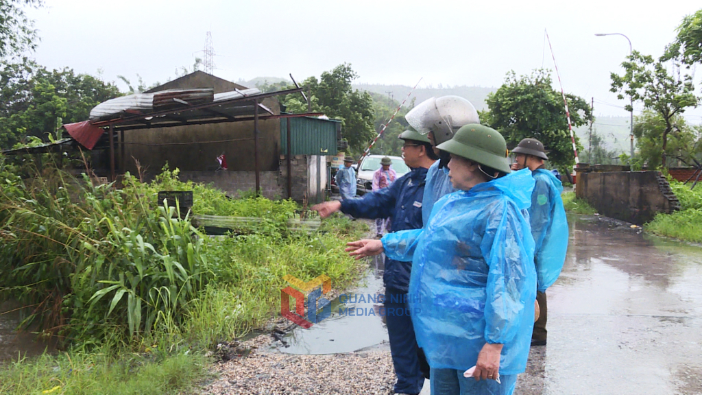 Lãnh đạo phường Mông Dương cùng người dân thôn Khe Sím thường xuyên kiểm tra dòng chảy sông Mông Dương, kịp thời phát hiện nguy ngập lụt, nhằm chủ động xử lý, đảm bảo an toàn cho người dân.