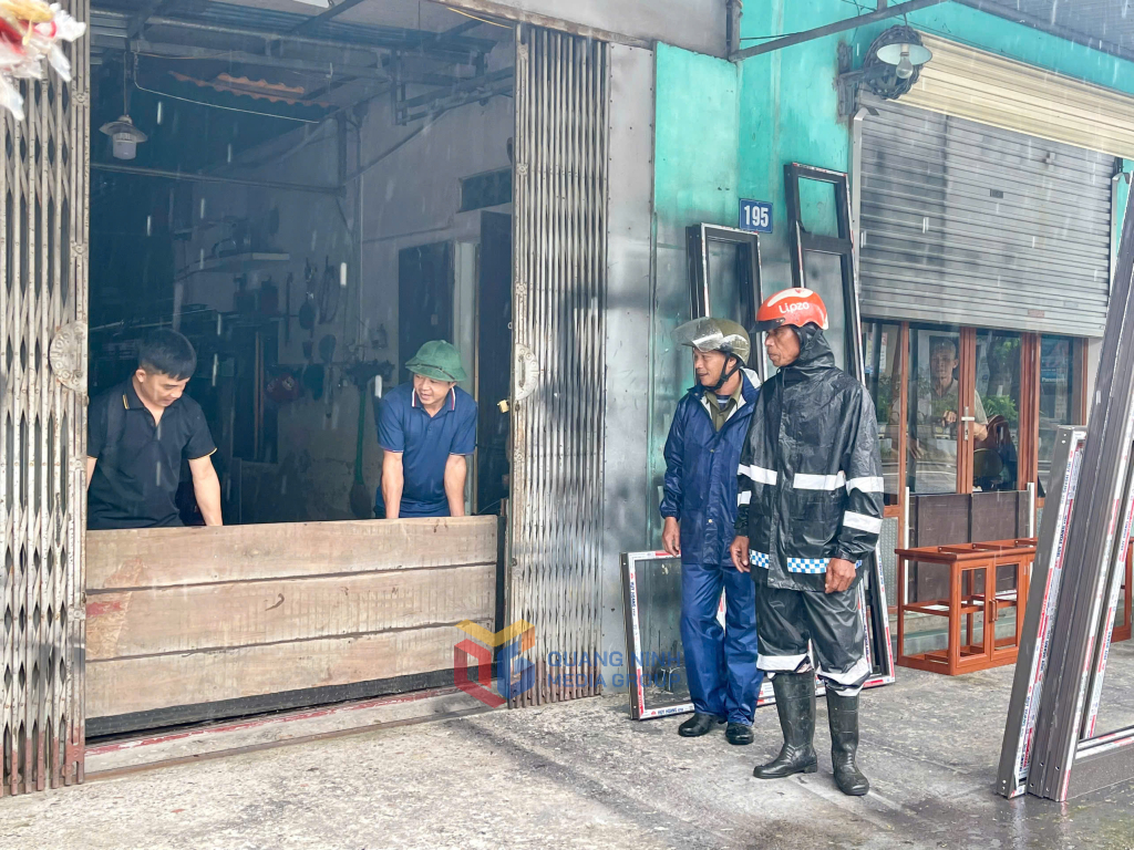 Người dân chủ động các phương án tránh ngập lụt vào nhà khi có mưa to.