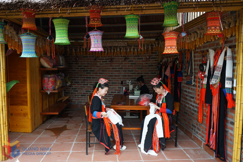Không gian trưng bày thổ cẩm do những người phụ nữ Dao Thanh Y ở phường Yên Tử thêu tay, tạo ra nhiều sản phẩm từ khăn, áo, gối cho tới các bộ trang phục hoàn chỉnh phục vụ nhu cầu trải nghiệm, mua sắm của du khách. Ảnh: Phan Hằng