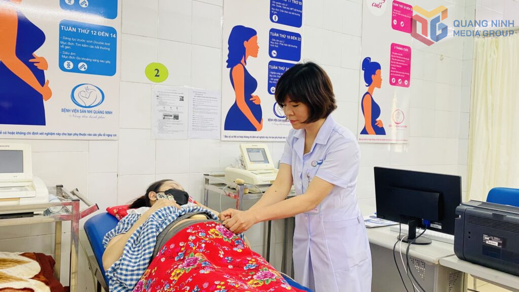 Kiểm tra sức khoẻ thai nhi cho phụ nữ mang thai tại Bệnh viện Sản nhi tỉnh.