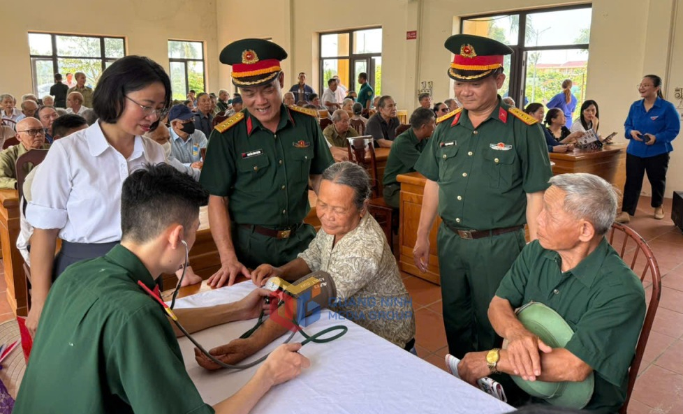 Các Y bác sĩ Bộ CHQS tỉnh khám bệnh cho các thương binh, bệnh binh tại phường Hoành Bồ tháng 7-2025.