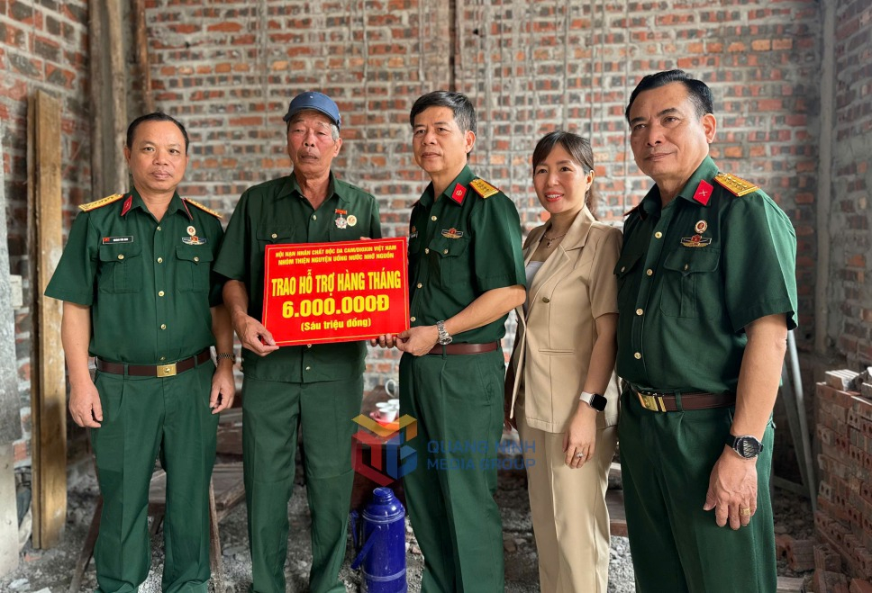 Lãnh đạo Hội Da Cam-dioxin tỉnh trao tặng quà cho CCB Nguyễn Hữu Nhượng phường Phong Cốc tháng 7-2025