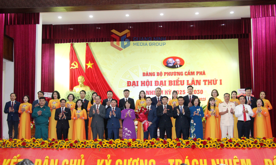 Các đồng chí lãnh đạo tỉnh chúc mừng Ban Chấp hành Đảng bộ phường Cẩm Phả lần thứ I, nhiệm kỳ 2025-2030.