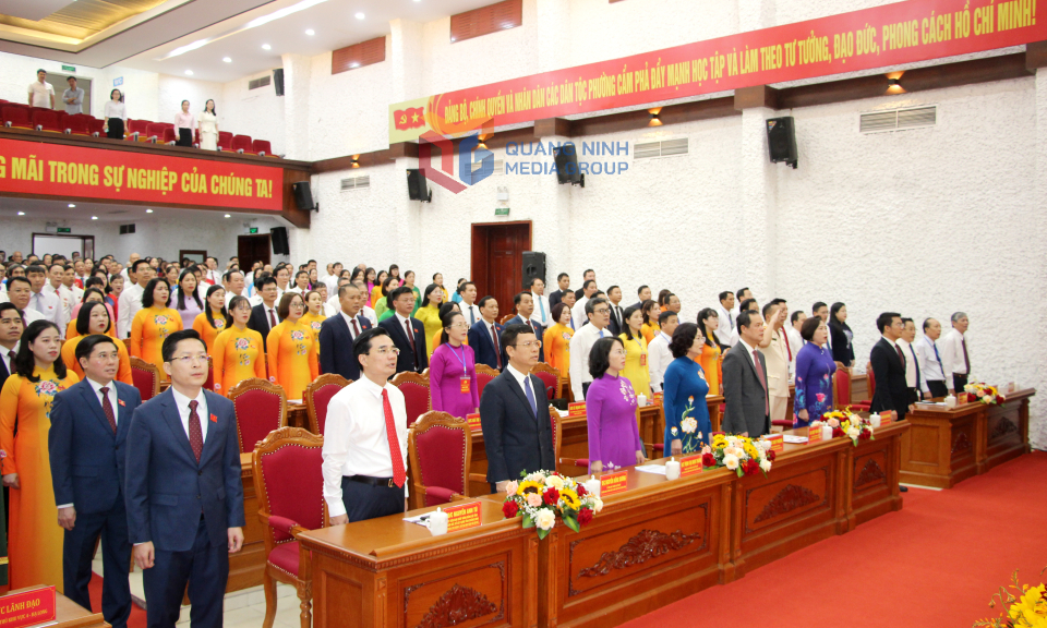 Các đại biểu thực hiện nghi thức chào cờ.