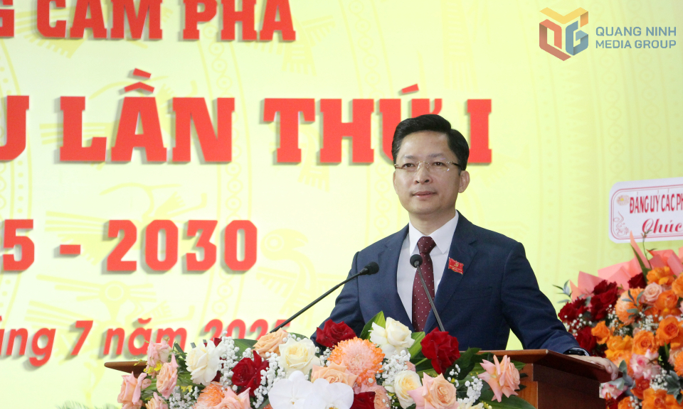 Đồng chí Phạm Lê Hưng, Bí thư Đảng ủy phường Cẩm Phả, phát biểu tại Đại hội.