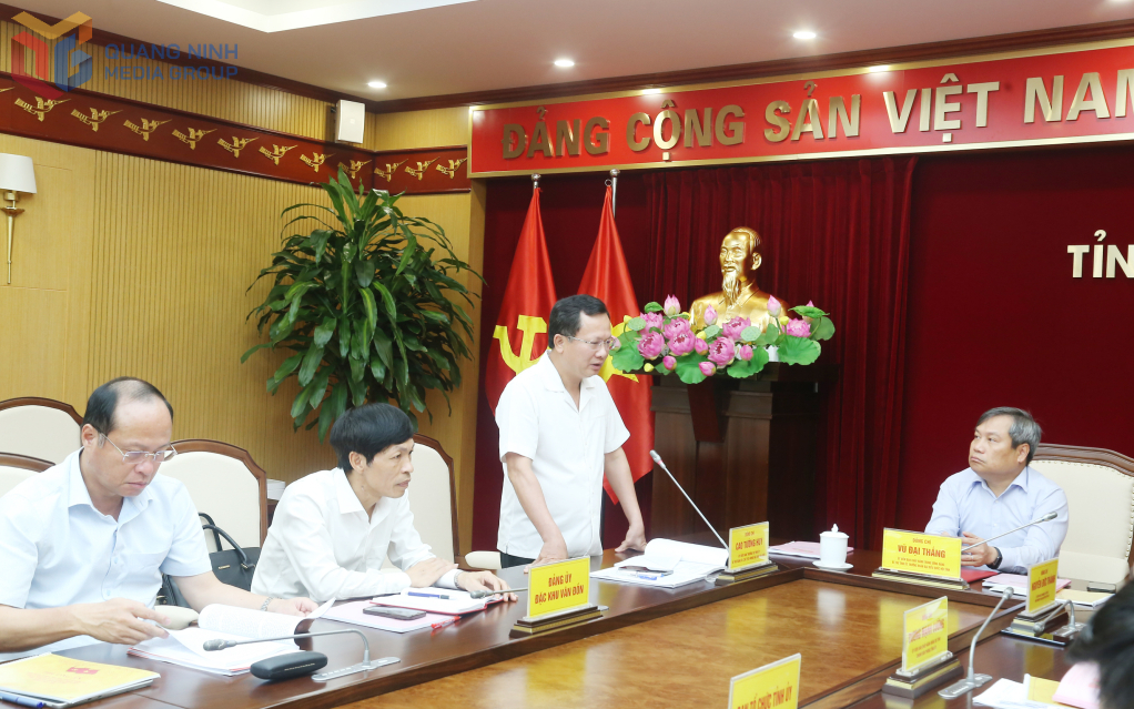 Đồng chí Cao Tường Huy, Ủy viên BTV Tỉnh ủy, Bí thư Đảng ủy Đặc khu Vân Đồn báo cáo công tác chuẩn bị đại hội của đặc khu tại cuộc họp.