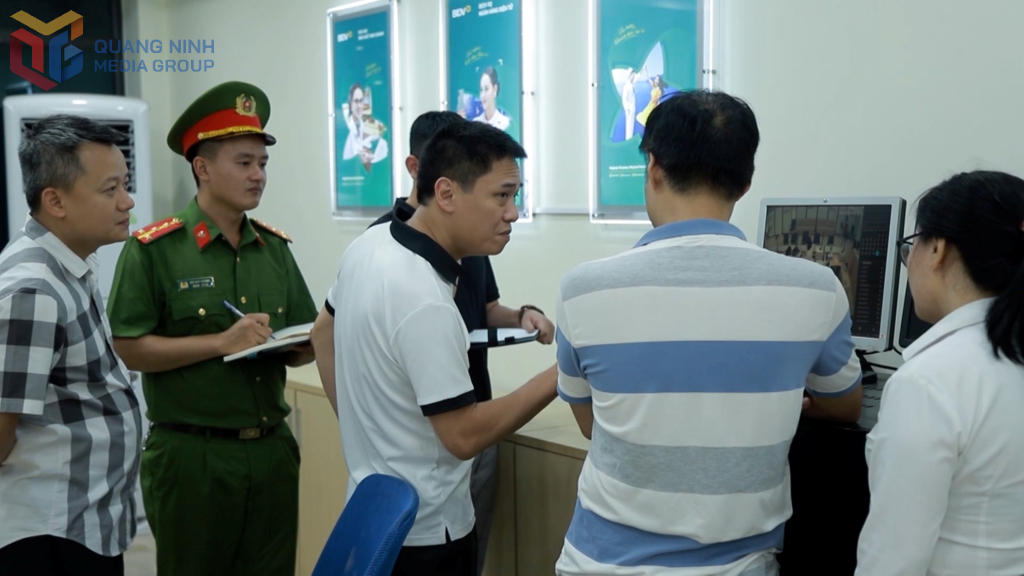Phòng Cảnh sát Hình sự (Công an tỉnh) hỗ trợ 1 chi nhánh ngân hàng trên địa bàn vá lấp các sơ hở, tăng cường bảo đảm an toàn, phòng ngừa trộm, cướp.