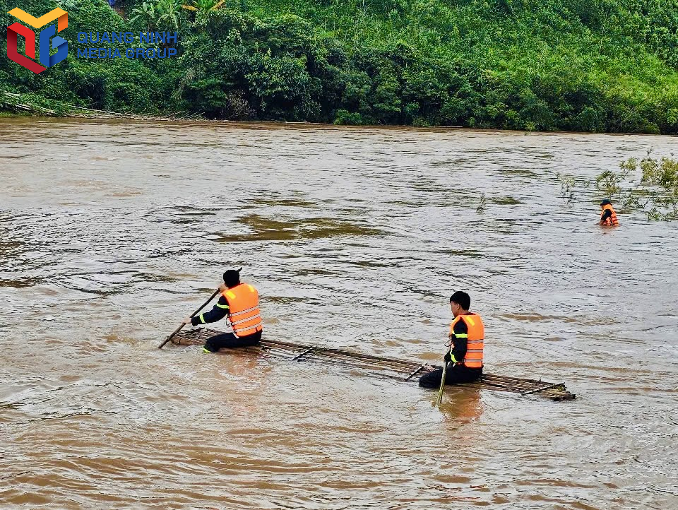 Lực lượng cứu hộ triển khai tìm kiếm cháu bé mất tích.
