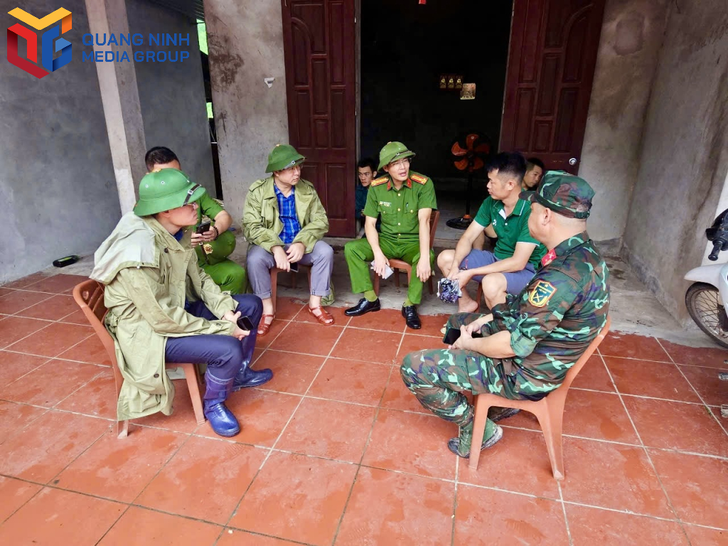 Chính quyền và các lực lượng chức năng động viên gia đình nạn nhân.