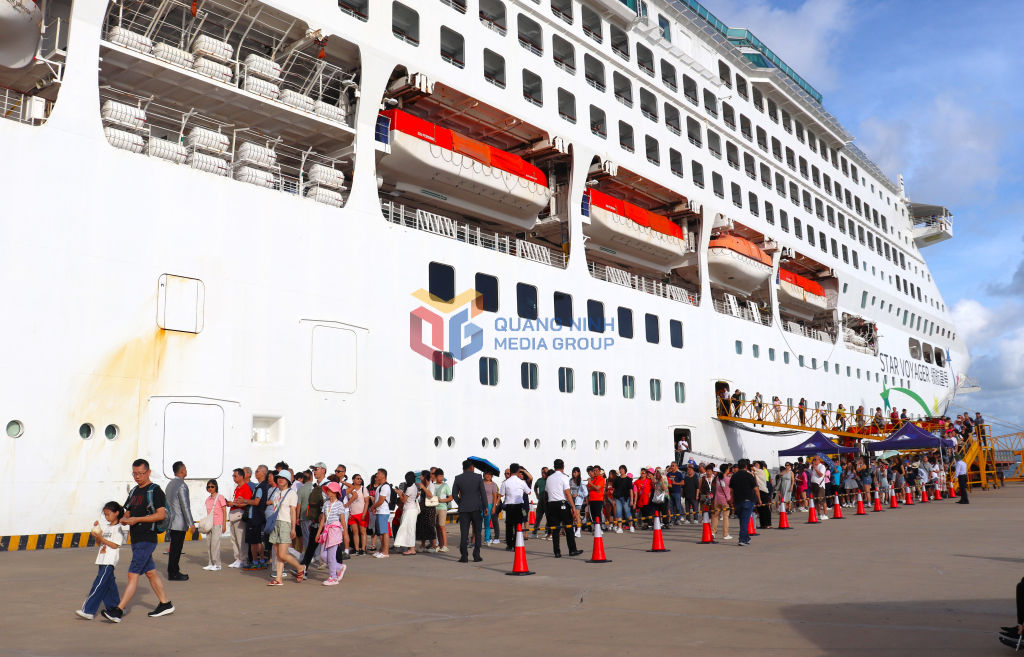 Tàu biển Star Voyager đưa hơn 1.200 du khách từ Hồng Kông cập Cảng tàu khách quốc tế Hạ Long.