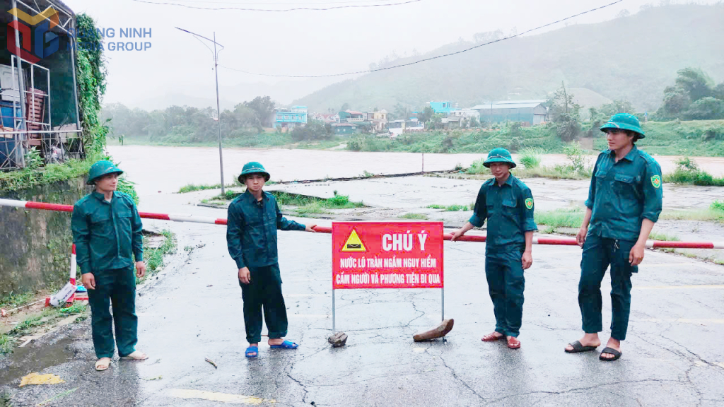 Lực lượng dân quân tự vệ xã Ba Chẽ dựng barie, gác chắn 24/24h tại các ngầm tràn để đảm bảo an toàn.
