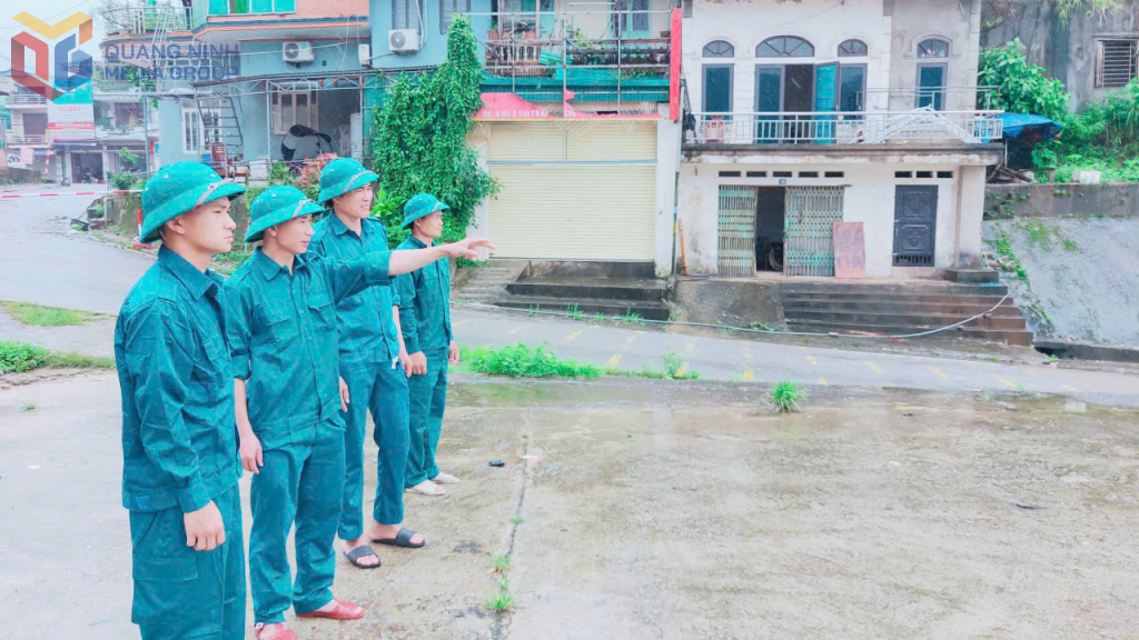 Cán bộ Ban Chỉ huy Quân sự xã Ba Chẽ chủ động nắm tình hình địa bàn trước bão số 3. (Ảnh: Ban CHQS xã Ba Chẽ)