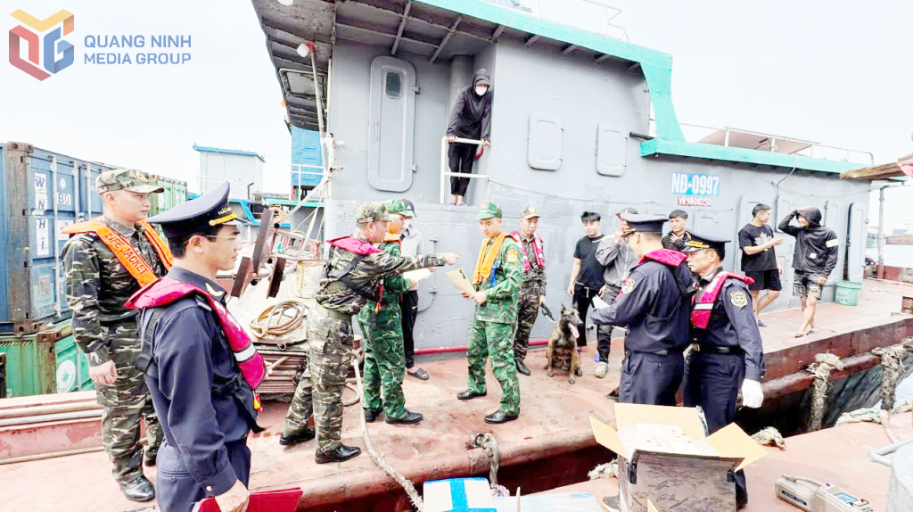 Cán bộ Hai quan cửa khẩu cảng Vạn Gia kiểm soát phương tiện xuất nhập khẩu hàng hóa qua cảng.