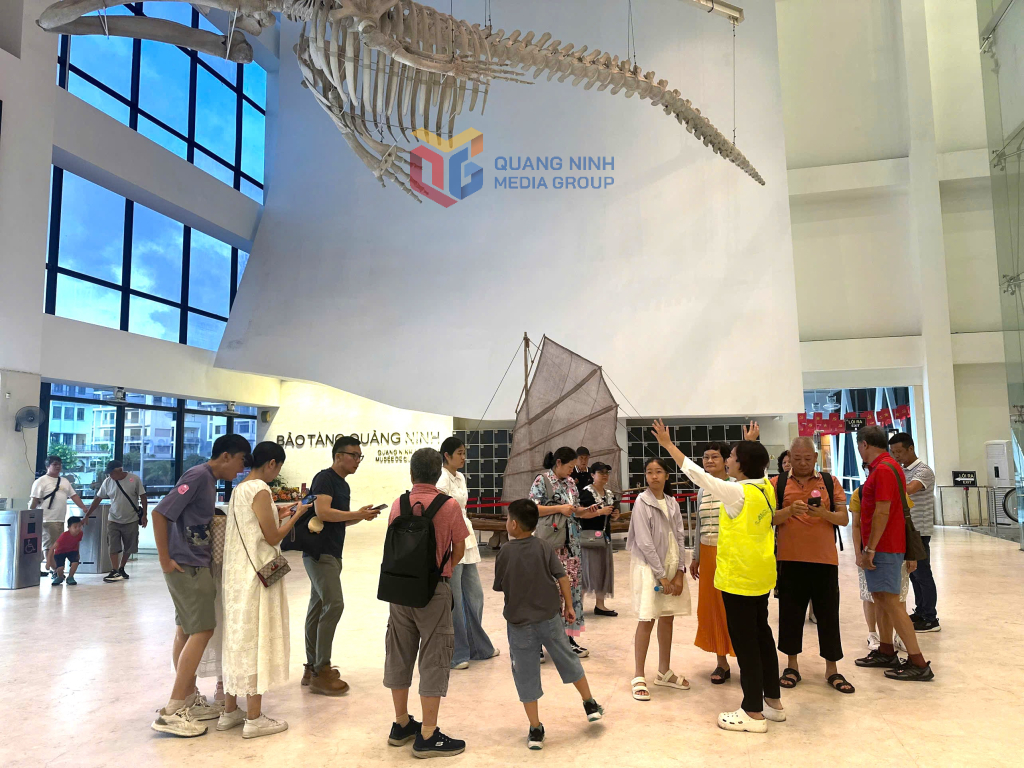 Du khách tàu biển tham quan Bảo tàng Quảng Ninh.