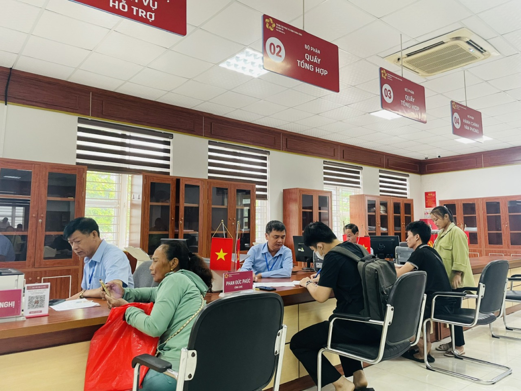 Người dân đến giải quyết thủ tục hành chính tại Trung tâm Phục vụ hành chính công xã Đầm Hà.