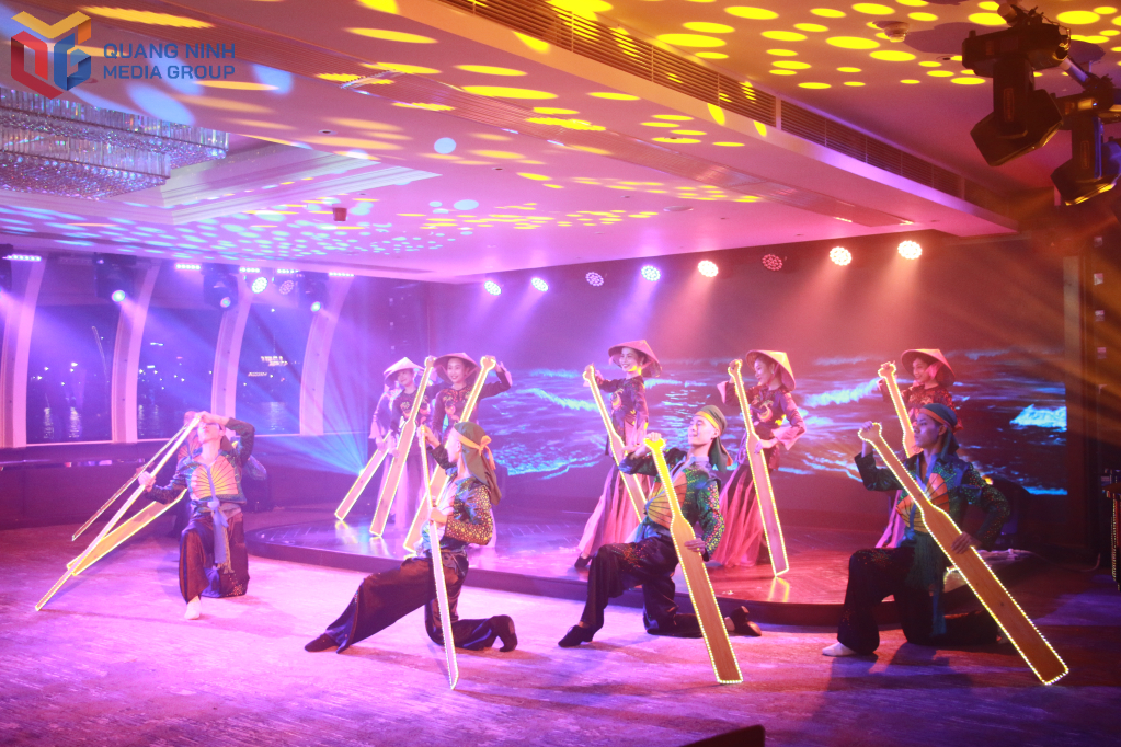 Trươc đó, từ năm 2023, du thuyền nhà hàng Paradise Delight đã ra mắt show nghệ thuật đa phương tiện “Vũ điệu biển khơi” giới thiệu tới du khách về huyền thoại con rồng cháu tiên, vẻ đẹp độc đáo của kỳ quan thiên nhiên thế giới Vịnh Hạ Long.