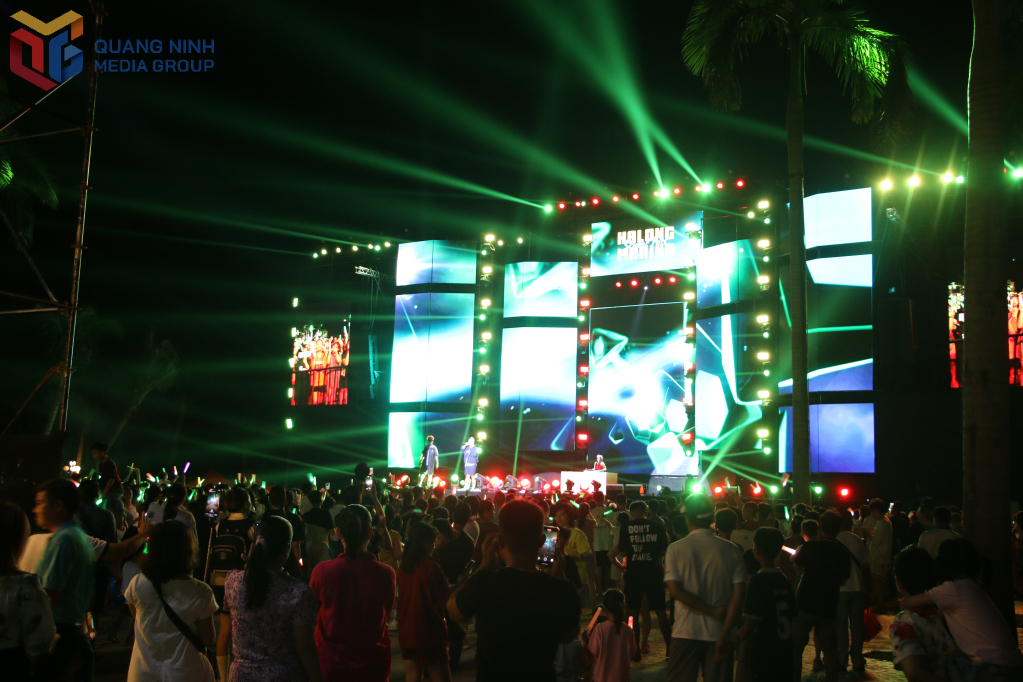 Đại nhạc hội sôi động tại tuyến phố đi bộ đêm Halong Marina Street Fest thu hút hàng nghìn người dân, du khách. 
