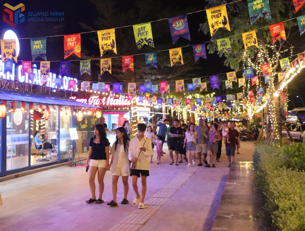 Các gian hàng tại tuyến phố VuiFest Hạ Long được bố trí gọn gàng, tạo không gian cho du khách tham quan, trải nghiệm.