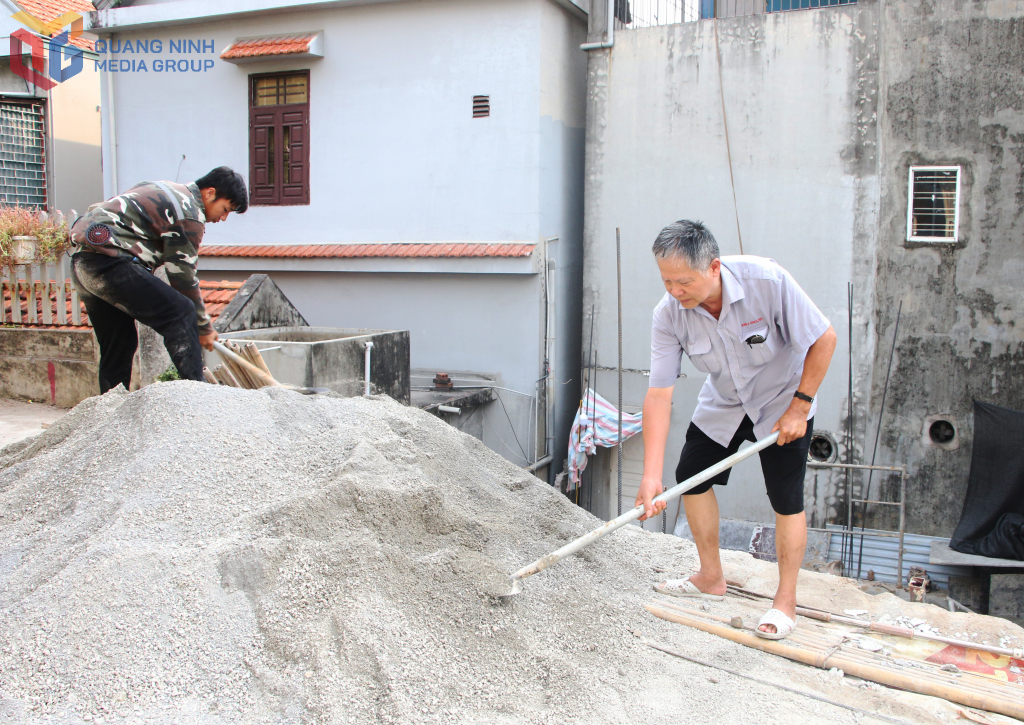 Ông Nguyễn Quang Yên đang triển khai xây nhà mới từ nguồn kinh phí hỗ trợ của tỉnh.