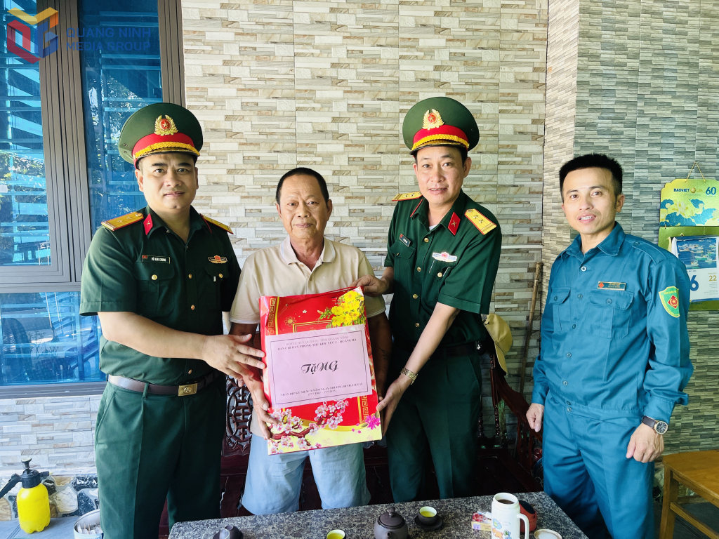 Lãnh đạo Ban Chỉ huy Phòng thủ Khu vực 1 - Quảng Hà tặng quà cho người có công với cách mạng ở xã Đường Hoa.