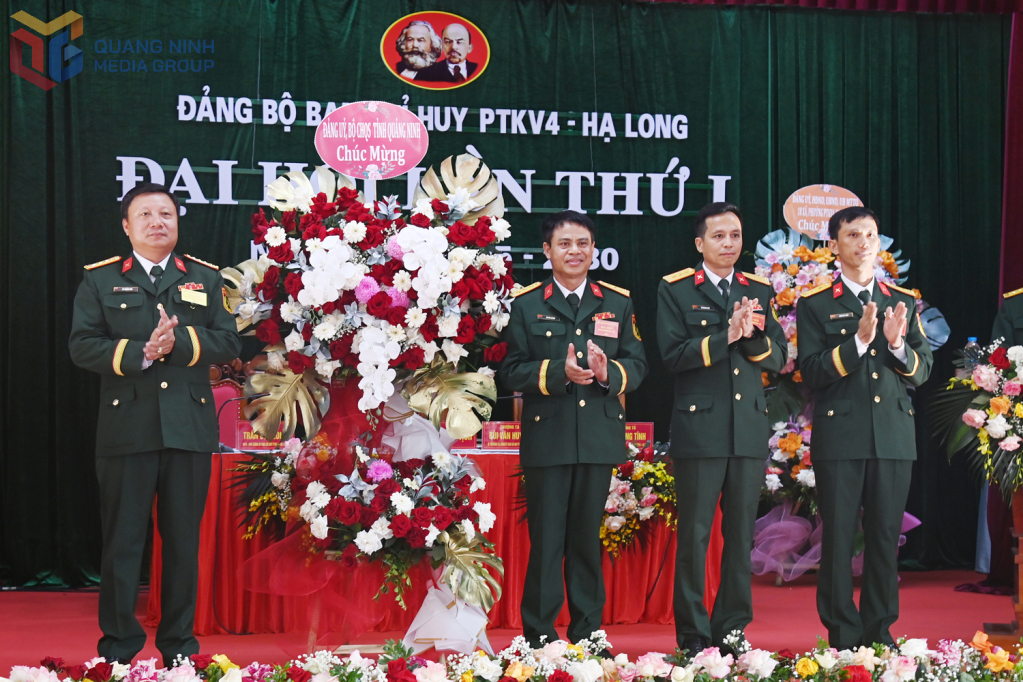 Đại tá Lê Trọng Hòa, Chỉ huy trưởng Bộ CHQS tỉnh tặng hoa chúc mừng Đại hội.