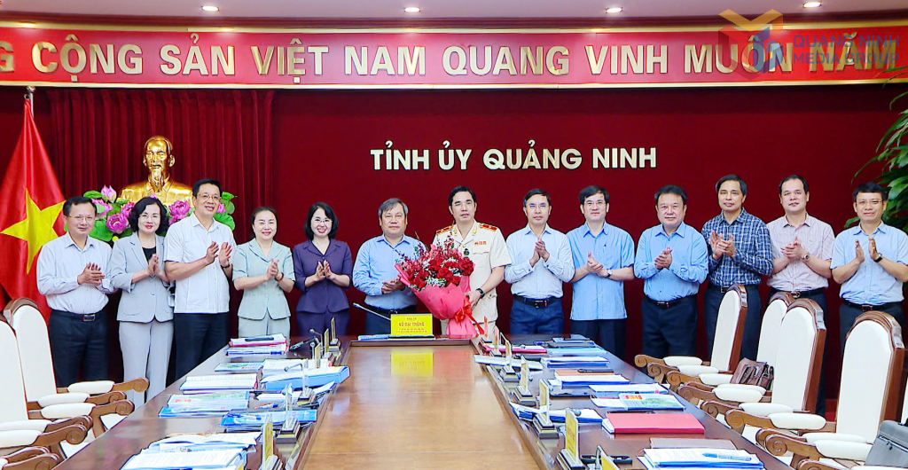 Ban Thường vụ Tỉnh ủy tặng hoa chúc mừng đồng chí Trần Văn Phúc Giám đốc Công an tỉnh được thăng cấp bậc hàm Thiếu tướng.