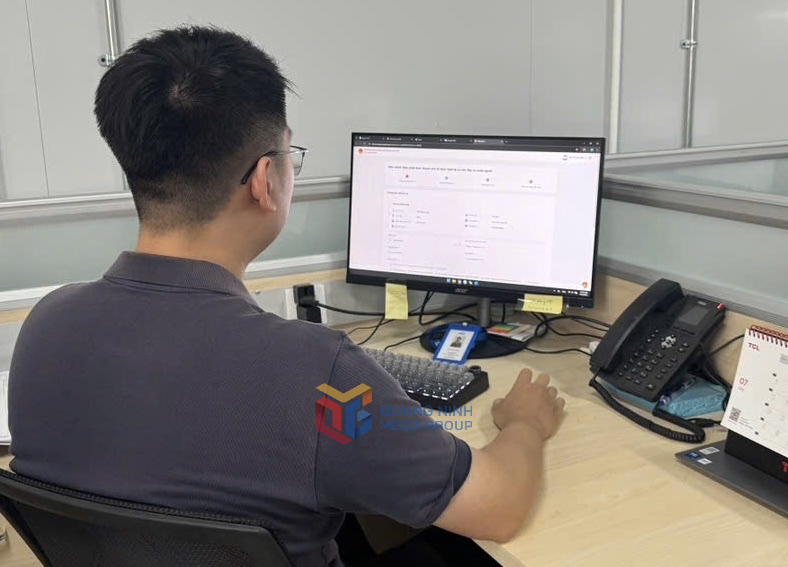 Nhân viên Công ty TNHH Công nghệ MOKA Việt Nam nộp hồ sơ tới sở Công Thương và nhận kết quả giải quyết qua môi trường mạng.