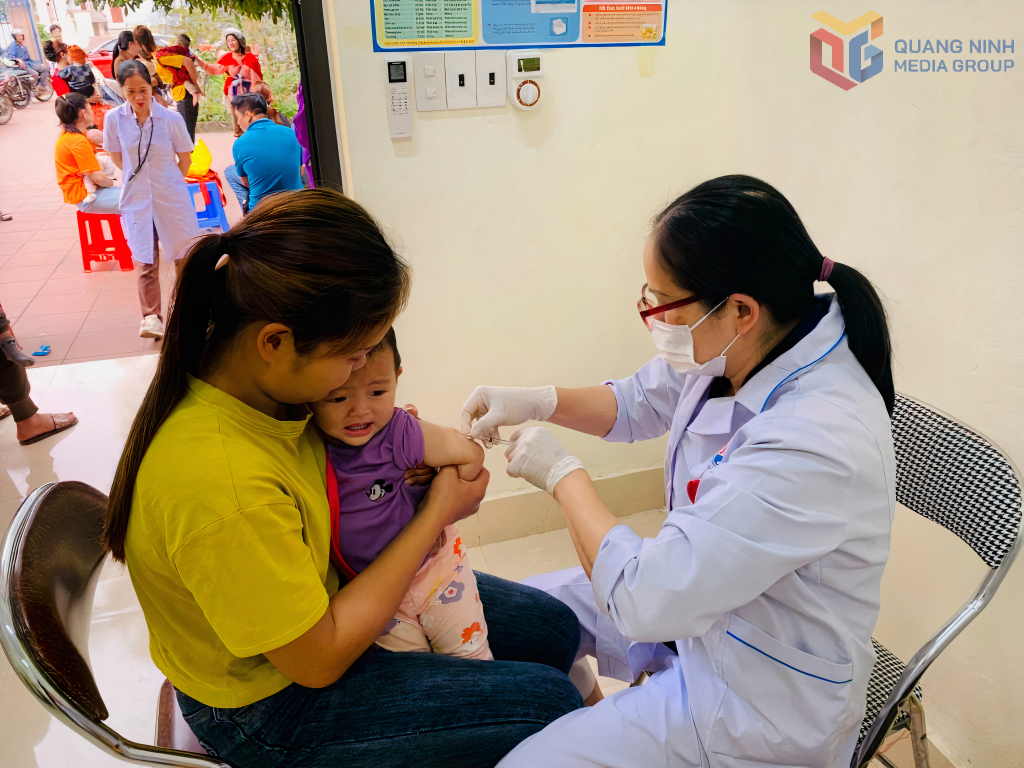 Trung tâm Y tế Ba Chẽ tiêm vắc xin cho trẻ em trên địa bàn.