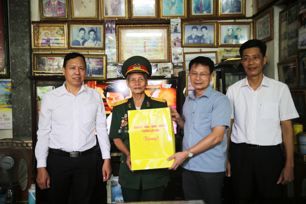 Nhân dịp này, lãnh đạo phường Liên Hòa cũng đã thăm hỏi động viên và tặng quà các gia đình người có công trên địa bàn.