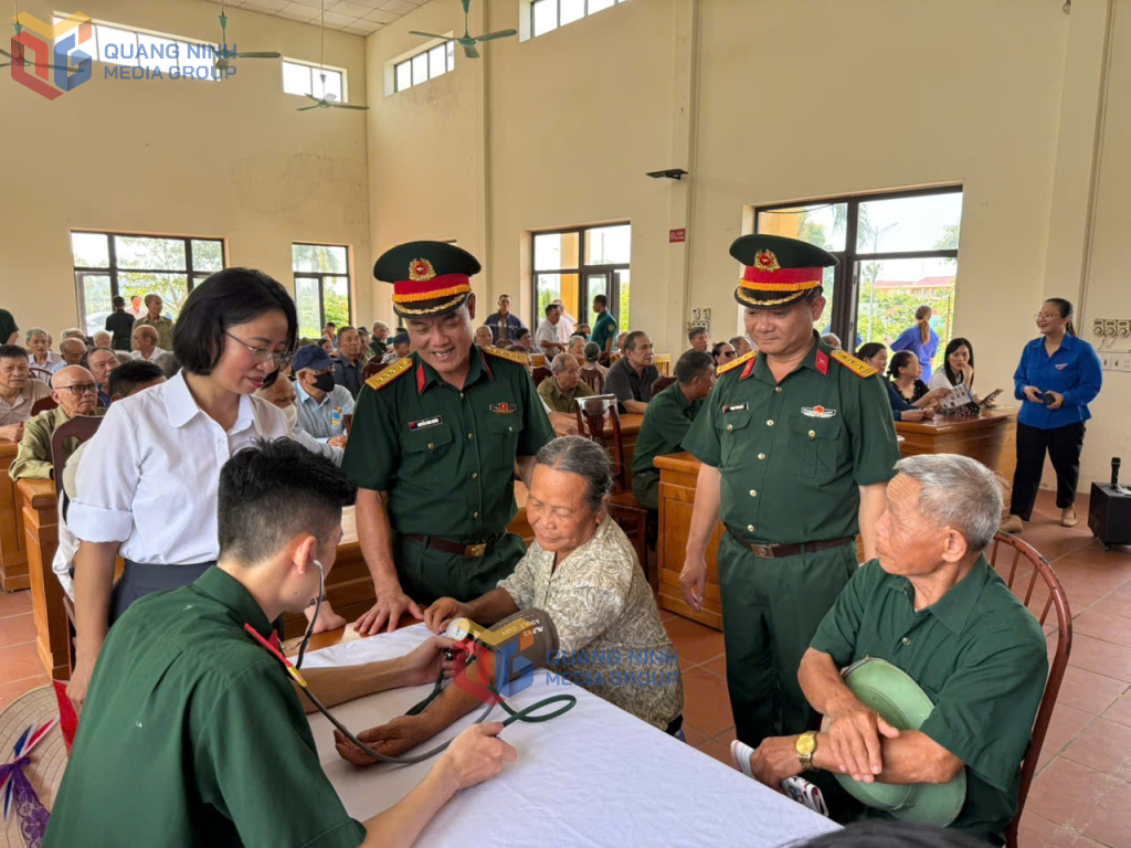 Các Y bác sĩ Bộ CHQS tỉnh khám bệnh cho các thương binh, bệnh binh tại phường Hoành Bồ tháng 7-2025.