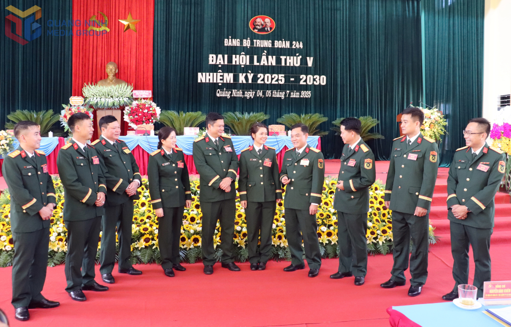 Lãnh đạo, chỉ huy Bộ CHQS tỉnh trao đổi cùng cán bộ, đảng viên Trung đoàn 244 bên lề Đại hội.