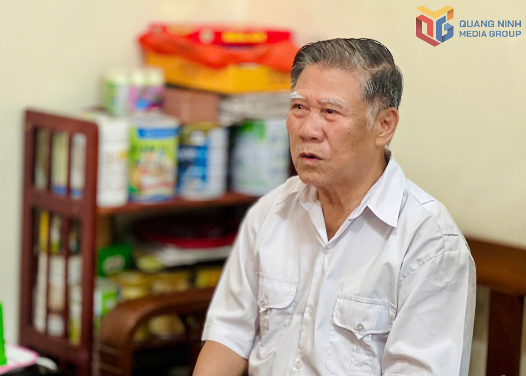 Ông Vũ Trung Tính không giấu nổi xúc động khi nhắc đến những đồng đội đã hy sinh khi chi viện chiến trường miền Nam.
