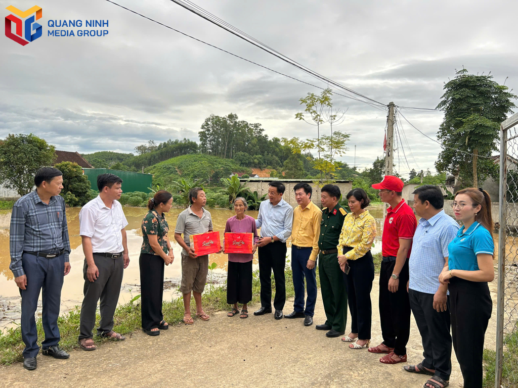 Đoàn công tác tỉnh Quảng Ninh đi thăm và tặng quà 2 hộ dân xã Anh Sơn Đông.