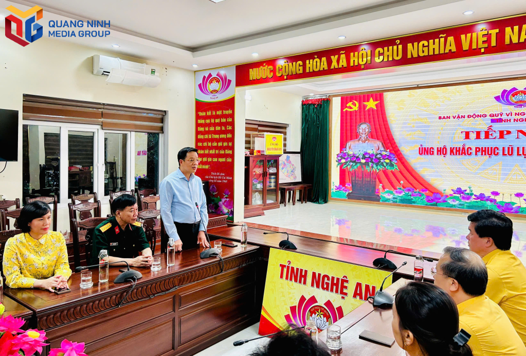 Đại diện Đoàn công tác tỉnh Quảng Ninh chia sẻ những thiệt hại với nhân dân tỉnh Nghệ An.