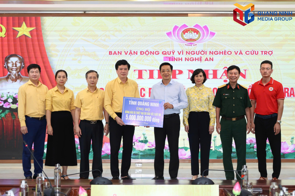 Tỉnh Quảng Ninh trao tặng 5 tỷ đồng cho nhân dân Nghệ An. 