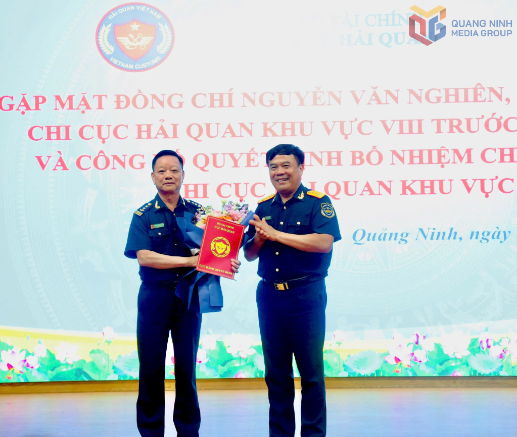 Đồng chí Nguyễn Văn Thọ, Cục trưởng Cục Hải quan trao quyết định nghỉ hưu theo nguyện vọng cá nhân đối với đồng chí Nguyễn Văn Nghiên, Chi cục trưởng Chi cục Hải quan khu vực VIII.