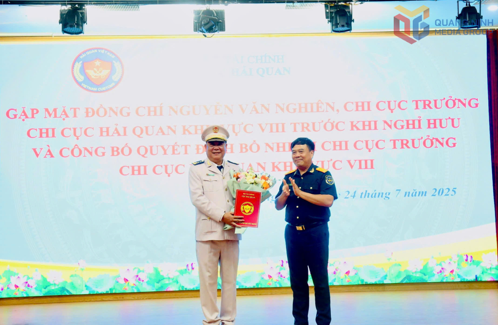 Đồng chí Nguyễn Văn Thọ, Cục trưởng Cục Hải quan trao quyết định bổ nhiệm đồng chí Phạm Quốc Hưng, Phó Chi cục trưởng Chi cục Hải quan khu vực VIII giữ chức Chi cục trưởng Chi cục Hải quan khu vực VIII.