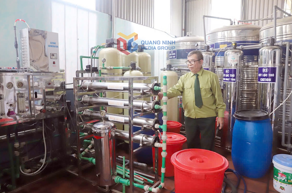 CCB Nguyễn Văn Dẫn, Giám đốc Công ty TNHH Ngọc Chây Á kiểm tra dây chuyền sản xuất nước lọc tinh khiết.