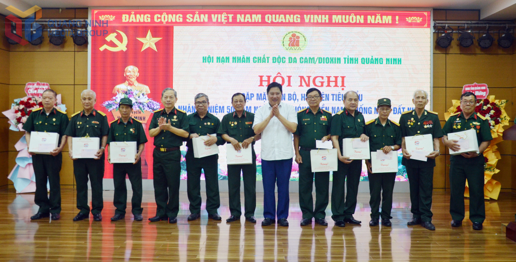 CCB Nguyễn Văn Dẫn (thứ 5 từ trái sang) là các cá nhân tiêu biểu vượt khó vươn lên  được Ủy ban MTTQ tỉnh và Hội Nạn nhân chất độc da cam/dioxin tỉnh tặng quà trong dịp kỷ niệm 50 năm giải phóng hoàn toàn miền Nam, thống nhất đất nước tháng 4/2025.