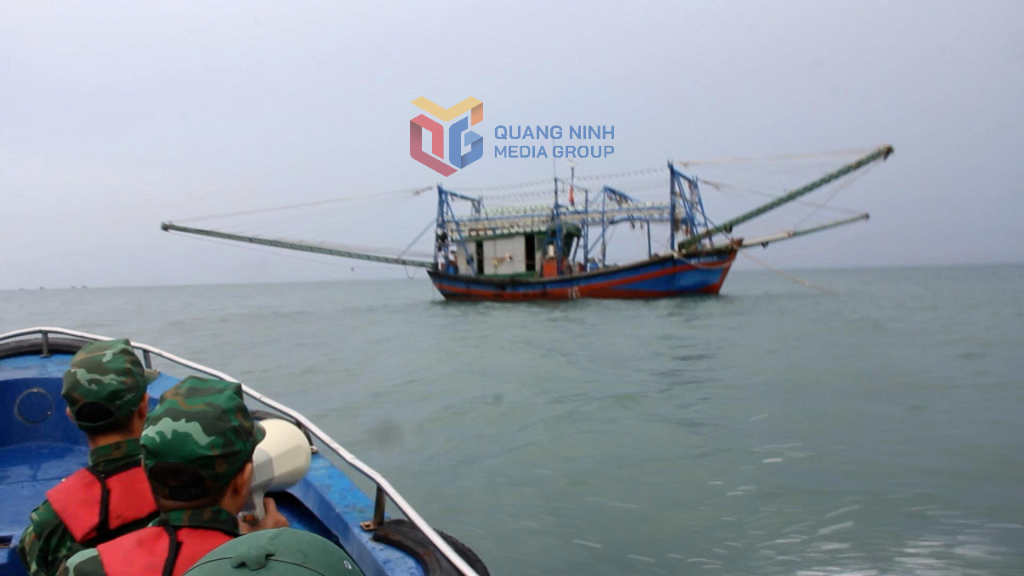 CBCS Đồn Biên phòng Cô Tô kêu gọi tàu thuyền về nơi neo đậu, tránh trú trước khi bão đến