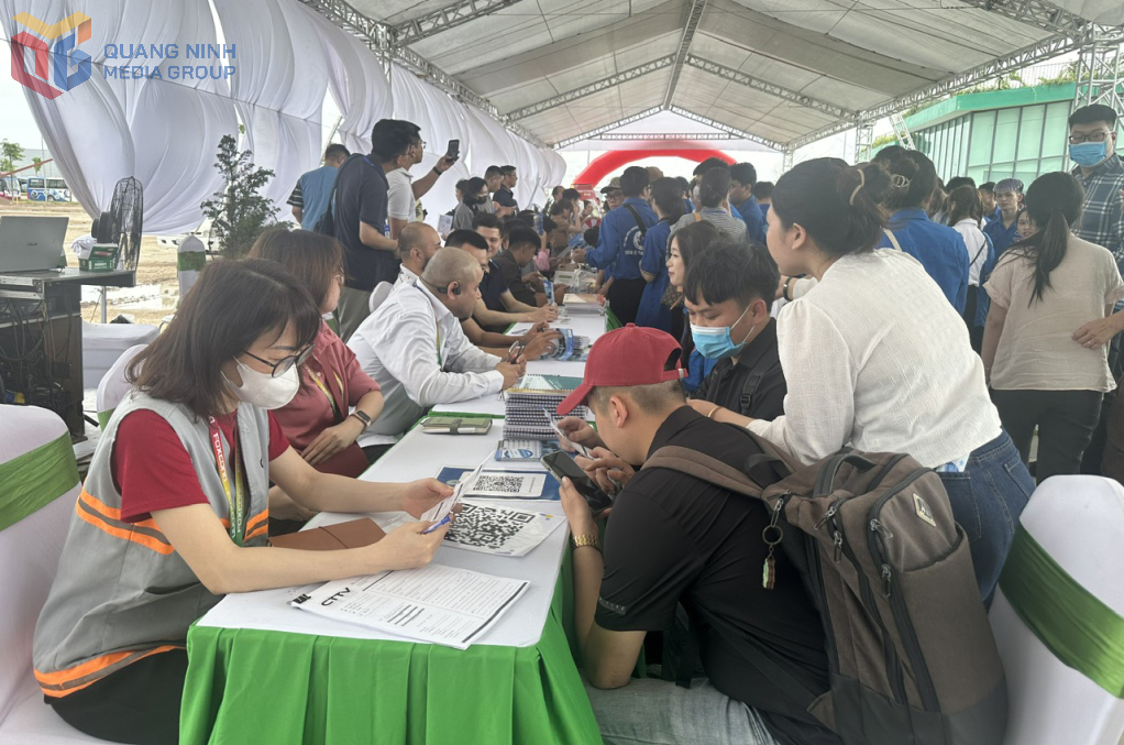 Người lao động tìm hiểu các doanh nghiệp tại Ngày hội việc làm 2025.