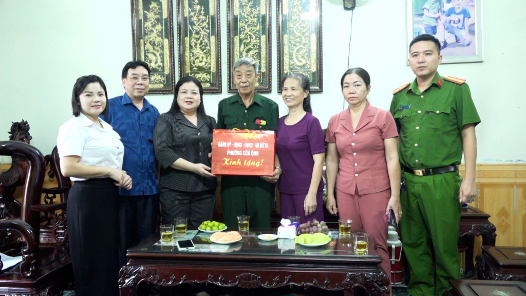 Nhân kỷ niệm 78 năm ngày Thương binh - Liệt sĩ, 27/7 (1947- 2025), đại diện lãnh đạo phường Cửa Ông đã tới thăm, tặng quà các gia đình chính sách, người có công với cách mạng trên địa bàn phường. Trong ảnh: Đoàn thăm, tặng quà ông Đỗ Đình Thịnh, thương binh 1/4 tại khu phố 6, phường Cửa Ông.