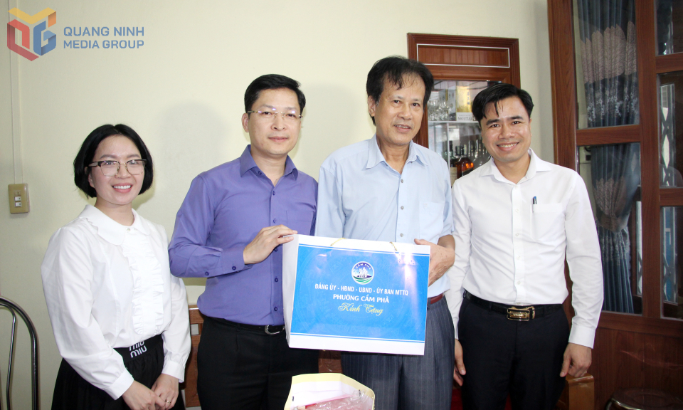 Lãnh đạo Đảng ủy phường Cẩm Phả, tặng quà thương binh Đinh Văn Cẩm, trú tại phường Cửa Ông.