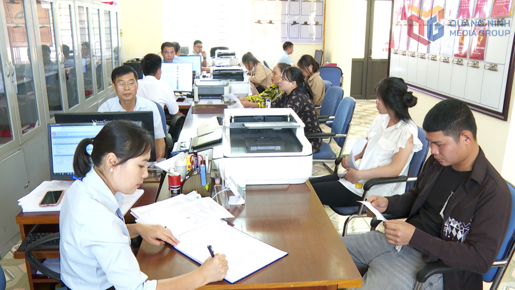 Cán bộ Trung tâm Phục vụ Hành chính công xã Quảng Tân giải quyết thủ tục hành chính phục vụ người dân, doanh nghiệp
