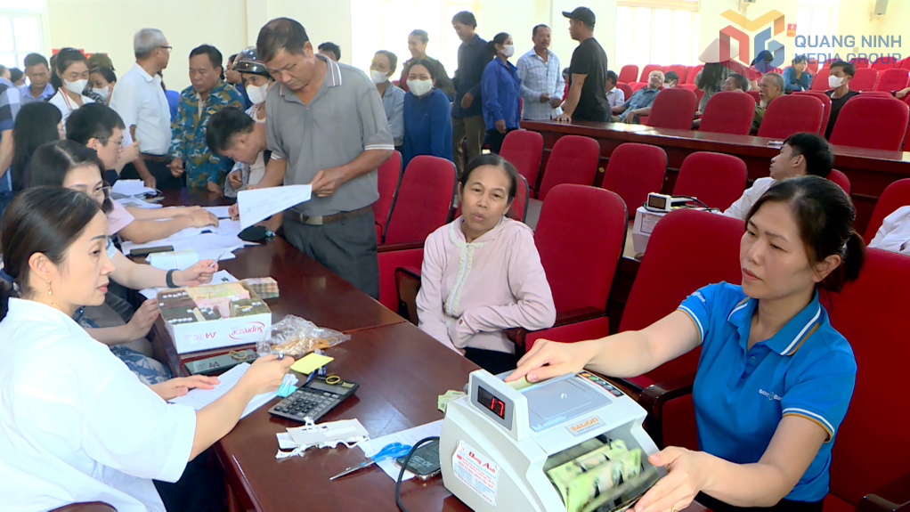 Các hộ dân phường An Sinh trong diện GPMB dự án đường tỉnh 345 nhận tiền đền bù