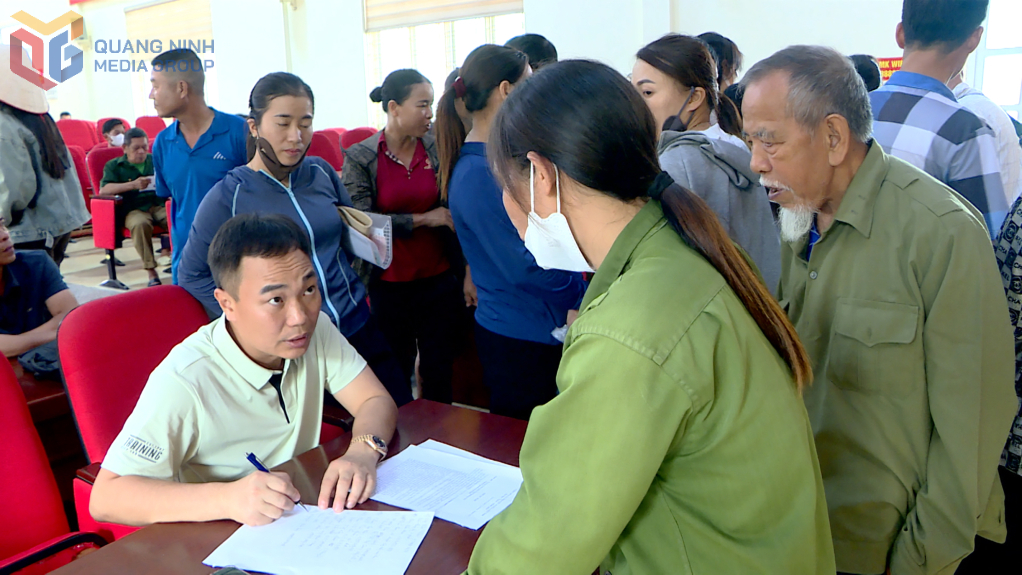 Cán bộ Ban quản lý dự án đầu tư xây dựng khu vực II lắng nghe kiến nghị của các hộ dân để rà soát phương án GPMB đã được phê duyệt