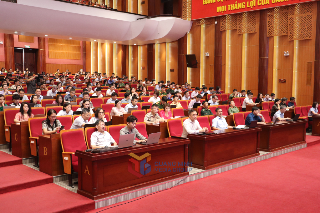 Các cán bộ, công chức, viên chức tại các sở, ban, ngành tham dự lớp học. 