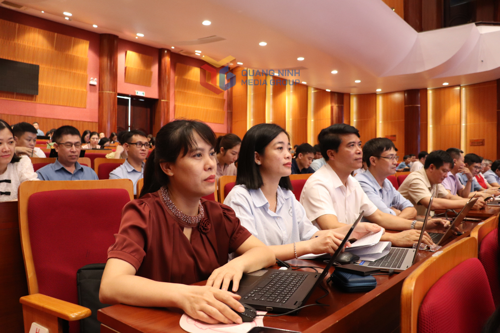 Các học viên chăm chú nghe giảng.