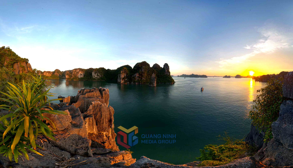 Khi nắng cuối ngày rót mật vàng xuống mặt nước, Hạ Long như được dát vàng rực rỡ. Ảnh: Đỗ Giang